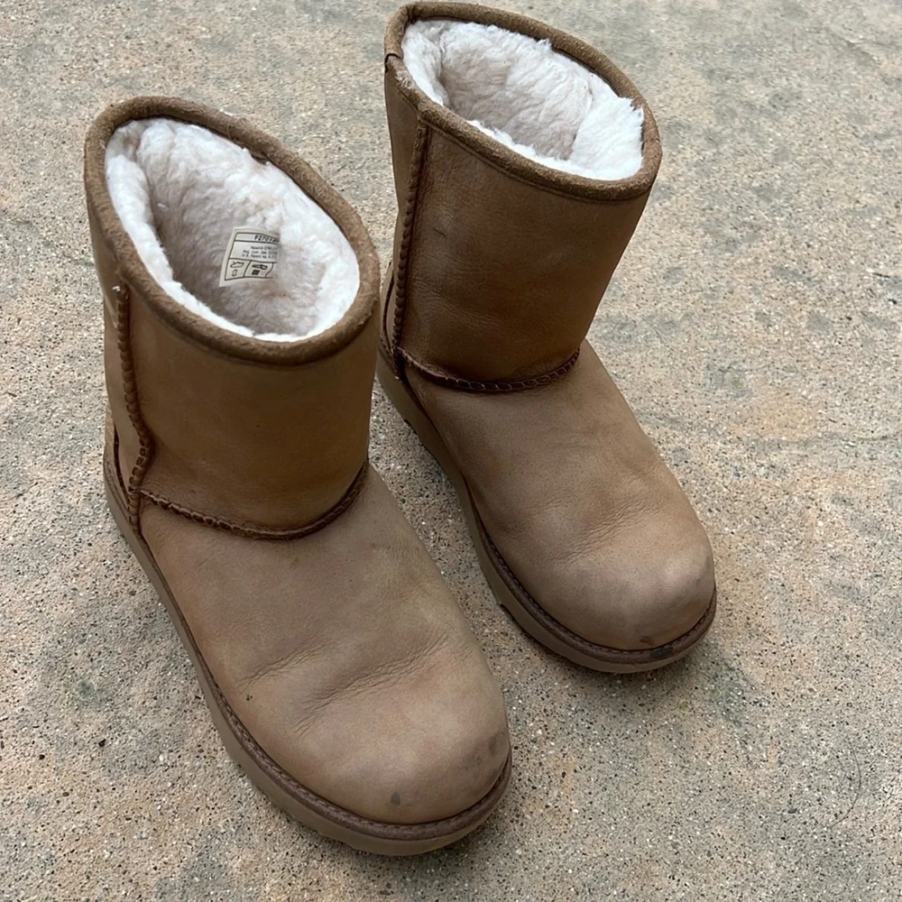 UGG Kids Classic Tan Short Water Resistant Boitd Size 3